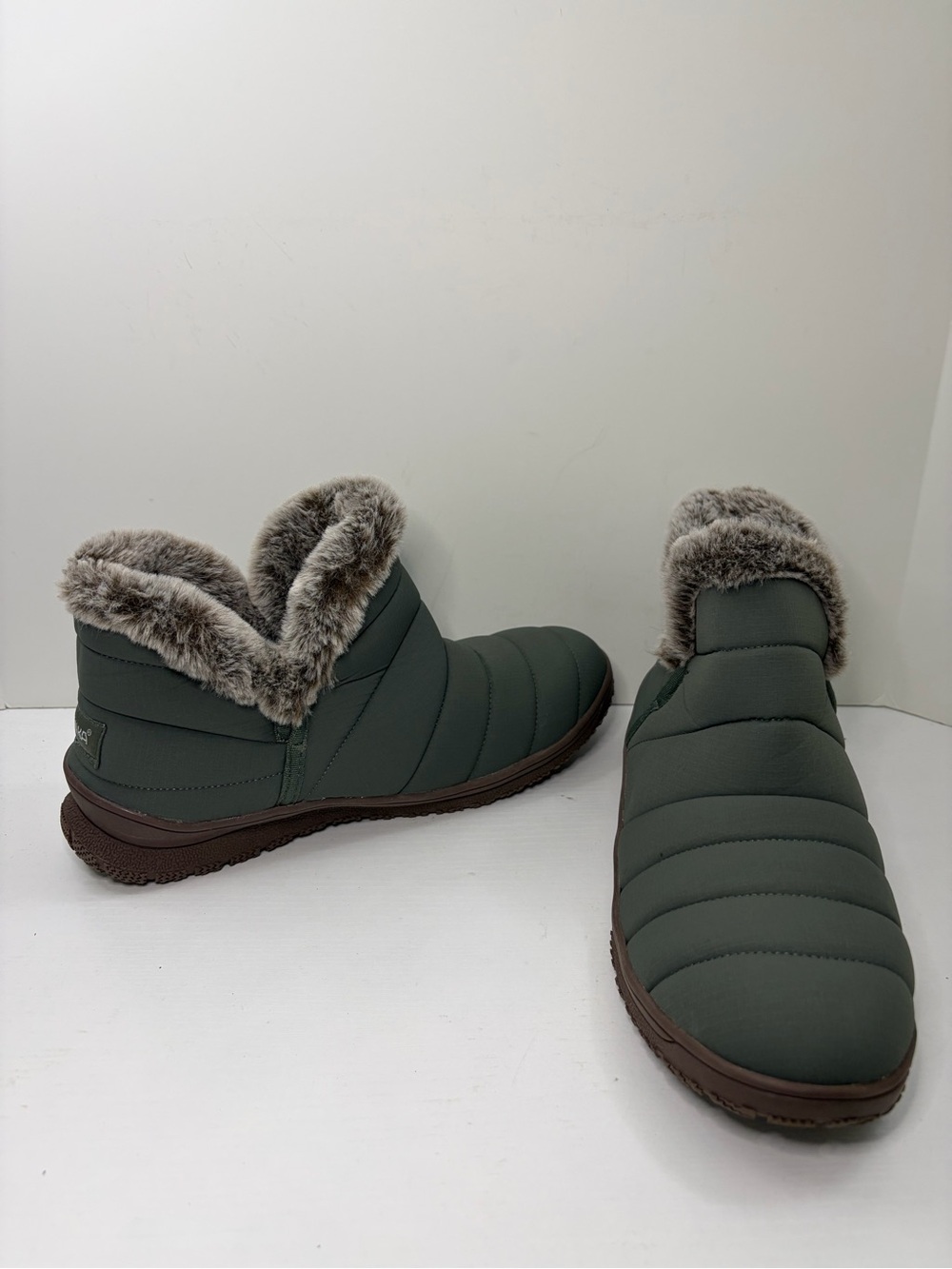 Minnetonka Northtown Olive Green Quilted Faux Fur Lined Winter Boots Size 9